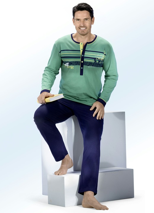Pyjamas - Pyjama mit langer Knopfleiste, Streifendessin und platziertem Druckmotiv Pyjamas - Pyjama mit langer Knopfleiste, Streifendessin und platziertem Druckmotiv, in Größe 046 bis 106, in Farbe GRÜN-MARINE