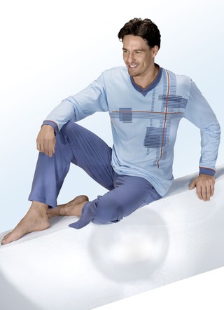Pyjama mit V-Ausschnitt, platziertem Druck und offenen Beinabschlüssen