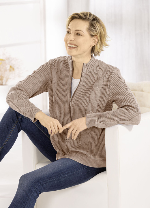 Strickjacken - Strickjacke mit nachhaltig recycelter Baumwolle, in Größe 036 bis 052, in Farbe TAUPE Ansicht 1