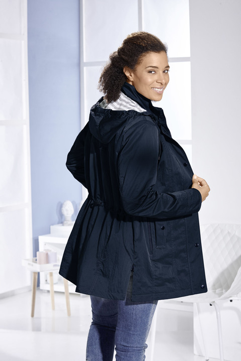 Kurz - Jacke mit Schub- und Reißverschlusstaschen, in Größe 019 bis 054, in Farbe NAVY Ansicht 1
