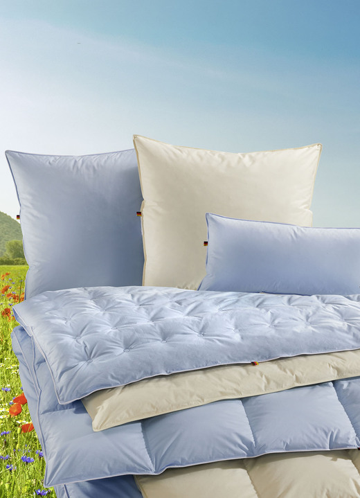 Bettwaren - Erstklassige Daunenkissen-Sonderserie blau & creme aus dem Schwarzwald, in Größe 120 (80/80 cm) bis 121 (40/80 cm), in Farbe BLAU, in Ausführung Kissen Ansicht 1