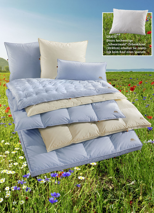 Bettwaren - Erstklassige Daunendecken-«Sonderserie blau & creme» aus dem Schwarzwald, in Größe 103 (Decke, 135/200 cm) bis 403 (4-teiliges Sparset), in Farbe BLAU, in Ausführung SOMMER Ansicht 1
