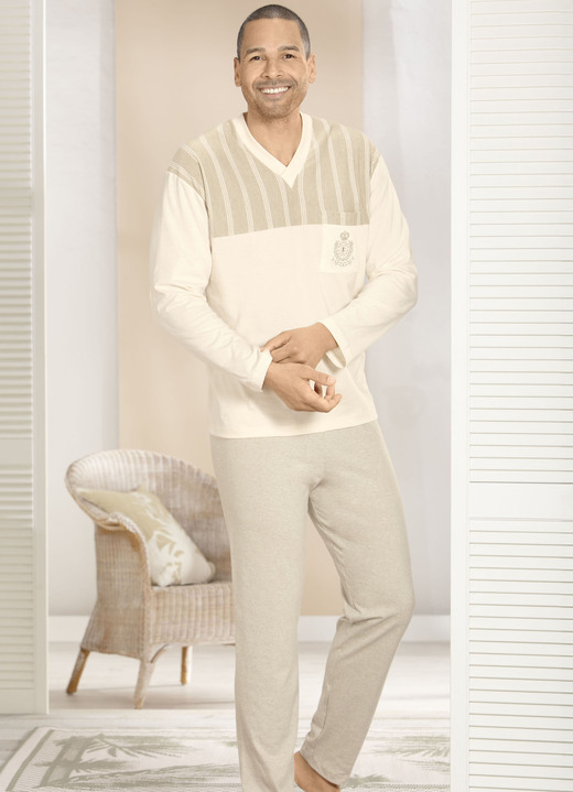 Pyjamas - Götting Schlafanzug mit V-Ausschnitt und Brusttasche Pyjamas - Götting Schlafanzug mit V-Ausschnitt und Brusttasche, in Größe 025 bis 060, in Farbe ECRU-RESEDA MEL.