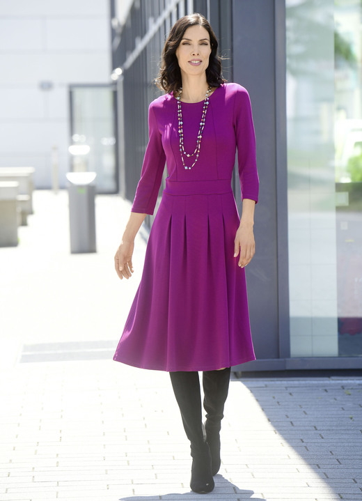 Basics - Kleid mit aufspringenden Kellerfalten, in Größe 036 bis 054, in Farbe BEERE Ansicht 1