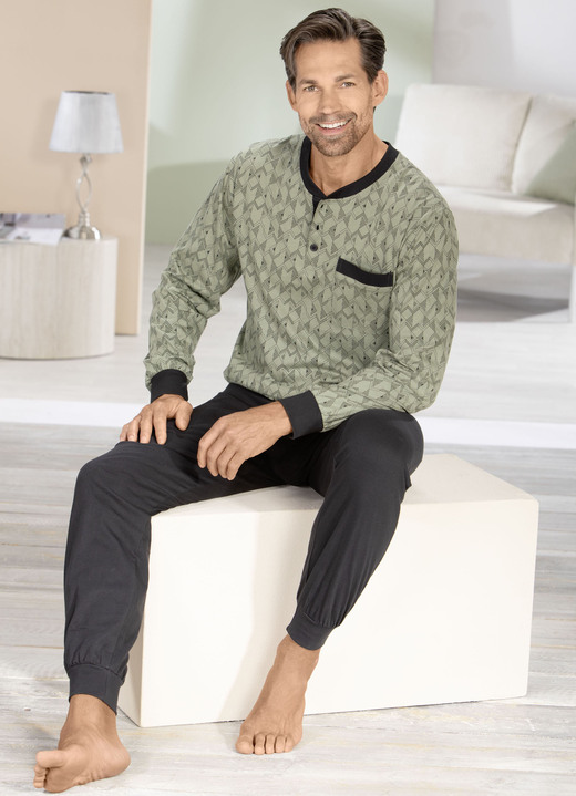 Pyjamas - Comte Schlafanzug mit Knopfleiste und Bündchen, in Größe 046 bis 062, in Farbe OLIV-SCHWARZ Ansicht 1