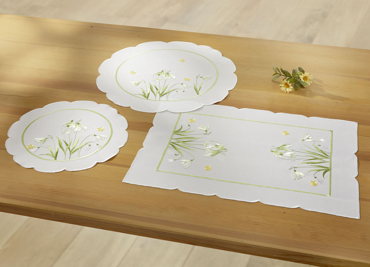 Wohnaccessoires - Bestickte Tisch- und Raumdekoration mit Schneeglöckchen-Dessin, in Größe 101 (Deckchen, 35/ 50 cm) bis 404 (Kissenbezug, 40/ 40 cm), in Farbe SEKT-BUNT Ansicht 1
