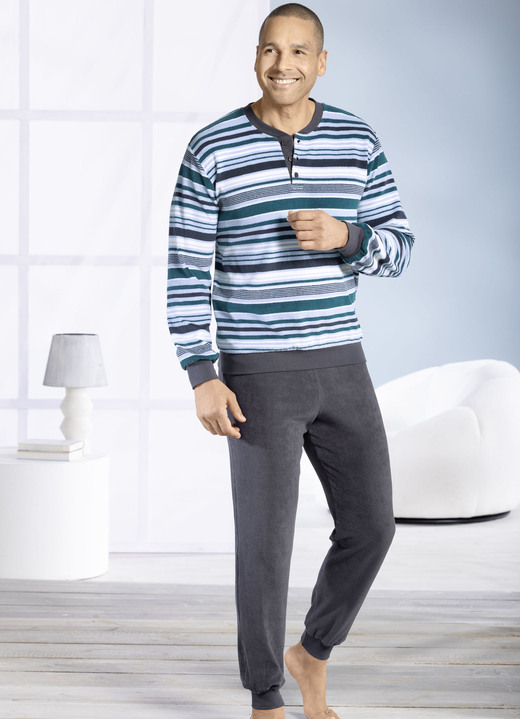 Pyjamas - Pyjama aus Frottierstretch, mit Knopfleiste und Bündchenabschlüssen Pyjamas - Pyjama aus Frottierstretch, mit Knopfleiste und Bündchenabschlüssen, in Größe 046 bis 062, in Farbe PETROL-GRAFIT-BLEU