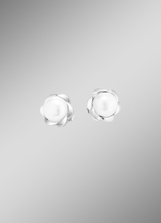 Florale Eleganz – Ohrstecker aus Silber mit Süsswasser-Zuchtperle