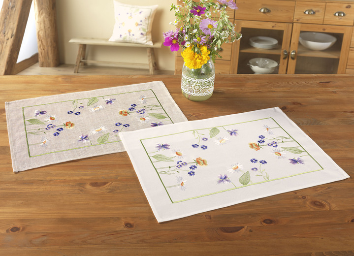 Wohnaccessoires - Schön bestickte Tisch- und Raumdekoration, in Größe 101 (Deckchen, 35x 50 cm) bis 404 (Kissenbezug, 40x 40 cm), in Farbe SEKT-BUNT Ansicht 1