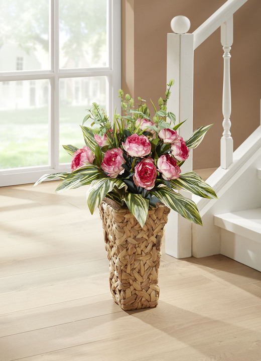 Wohnaccessoires - Bauernrosen in Wasserhyazinthen-Korb, in Farbe PINK-GRÜN, in Ausführung Pink, Topf in natur Ansicht 1