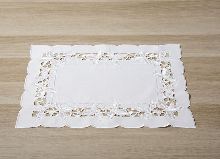 Wohnaccessoires - Tisch- und Raumdekoration mit aufwendigen Stickereien, in Größe 101 (Deckchen, 35x 50 cm) bis 404 (Kissenbezug, 40x 40 cm), in Farbe SEKT Ansicht 1