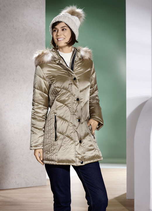 Winterjacken - Jacke mit figurschmeichelnder Längssteppung seitlich, in Größe 036 bis 052, in Farbe GOLDBEIGE Ansicht 1