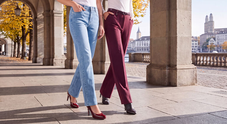 Hellblaue Jeanshose und dunkelrote Stoffhose