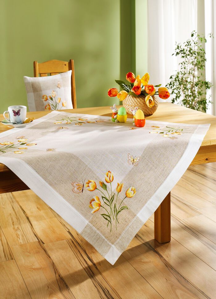 Tisch- und Raumdekoration mit Tulpen und Schmetterlingen 