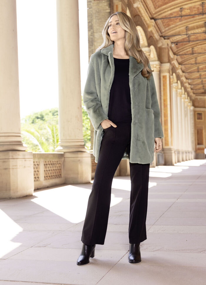 Kurzmantel mit aufgesetzten Taschen