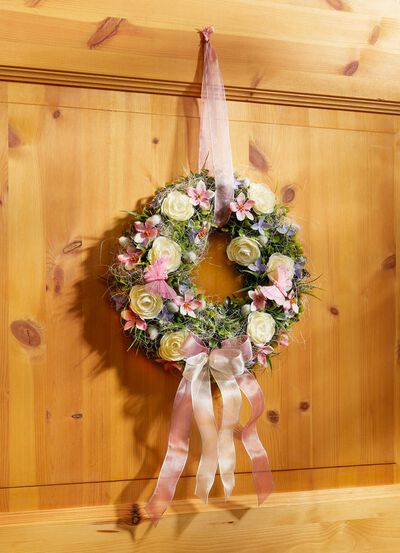Wandkranz mit Ranunkeln und rosafarbenen Bl&uuml;ten 