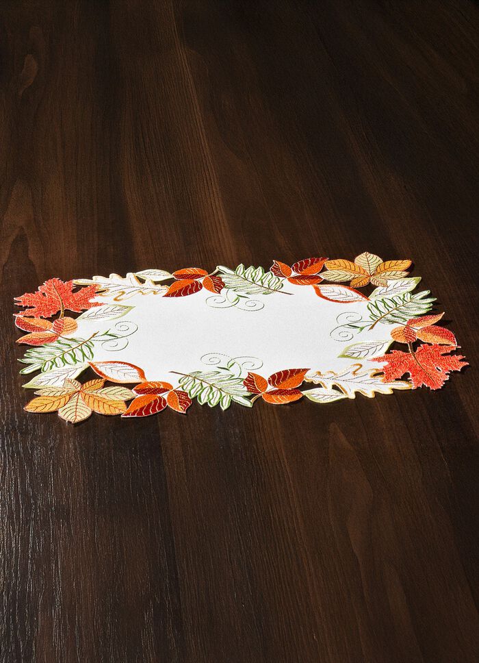 Herbstliche Tisch- und Raumdekoration mit Blattmotiven 