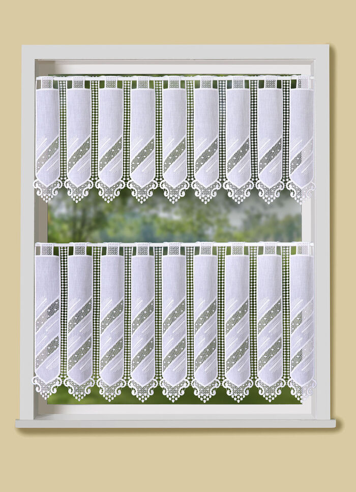 Kleinfenster-Store mit Macramé-Abschluss 