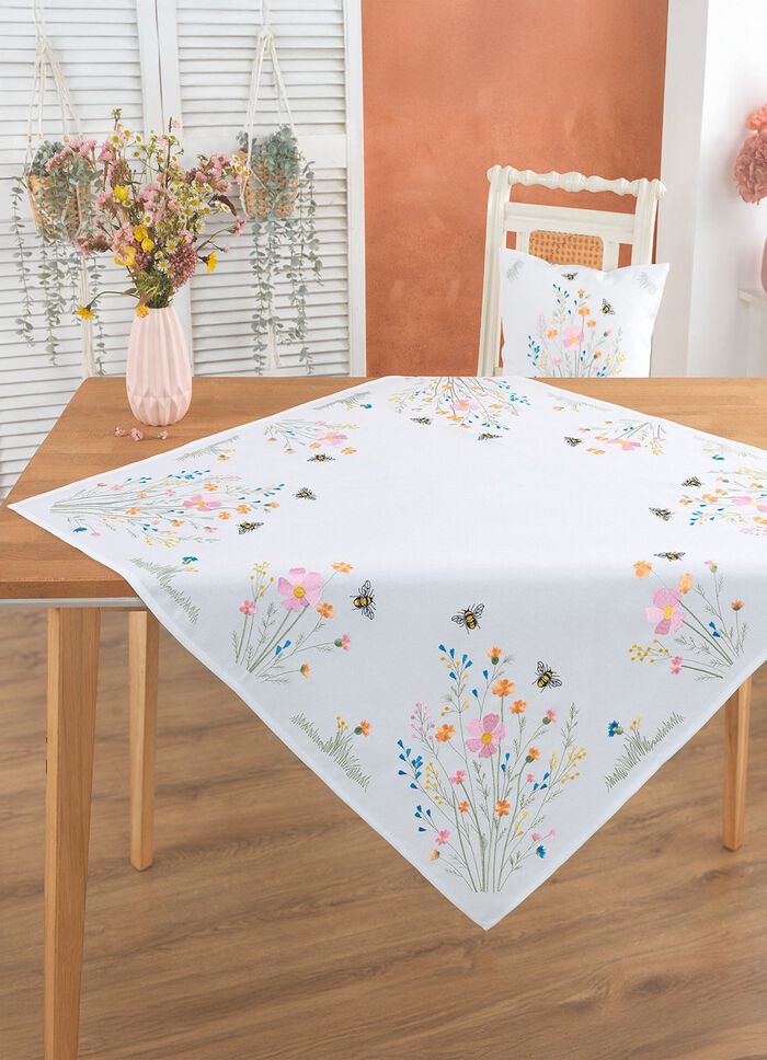 Bestickte Tisch- und Raumdekoration mit Wiesenblumen-Motiv 