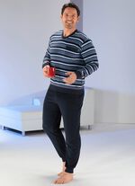 Pyjama aus Frottierstretch mit B&uuml;ndchenabschl&uuml;ssen, V-Ausschnitt und garngef&auml;rbtem Ringeldessin 