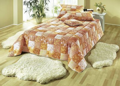 Tagesdecken und Kissenbezüge in Patchwork-Optik aus Baumwolle 
