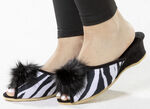 ELENA EDEN Pantolette mit schwarzem Kunstfellpompon SCHWARZ-WEISS