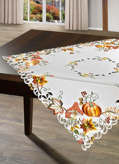 Tisch- und Raumdekoration mit herbstlichen Motiven 