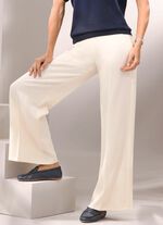 Hose in modischer Weite 