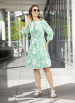 Kleid mit Zierperlen und Quasten 