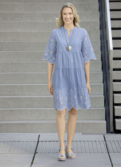 Kleid mit feiner Stickerei 