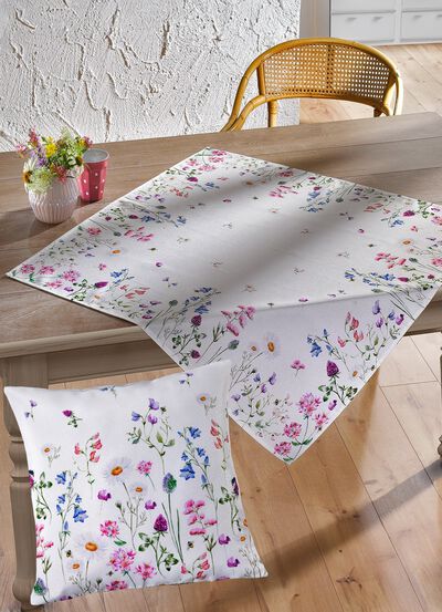 Tisch- und Raumdekoration mit Wiesenblumen-Dessin 