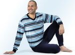 Pyjama mit Bündchenabschlüssen, V-Ausschnitt und garngefärbtem Ringeldessin 