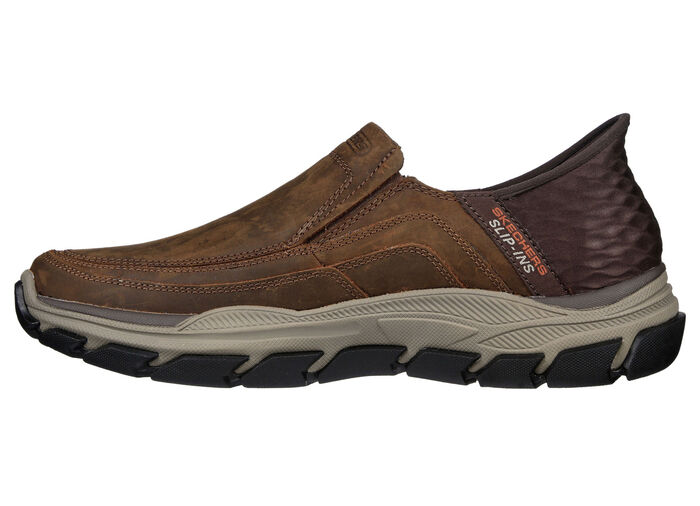 SKECHERS, bequeme Herren-Slipper, mit geformter Slip-Ins Fersenplatte DUNKELBRAUN