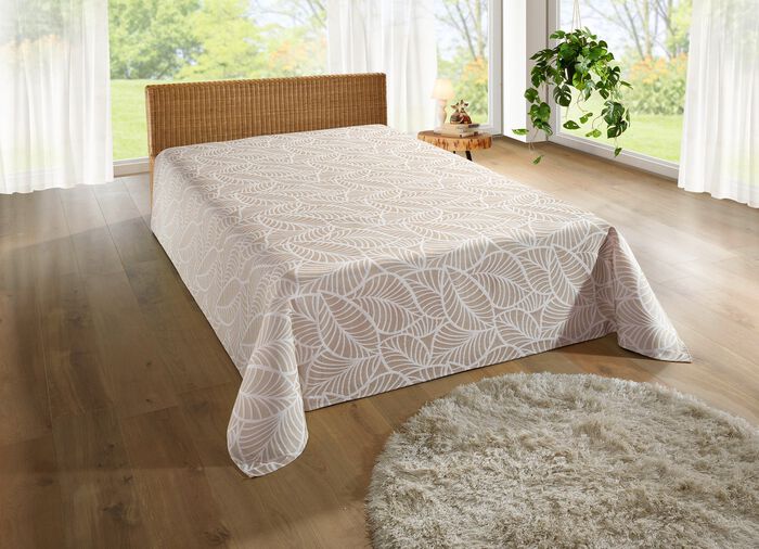 Tagesdecke und Kissenbez&uuml;ge mit naturnahen Bl&auml;ttermotiven 