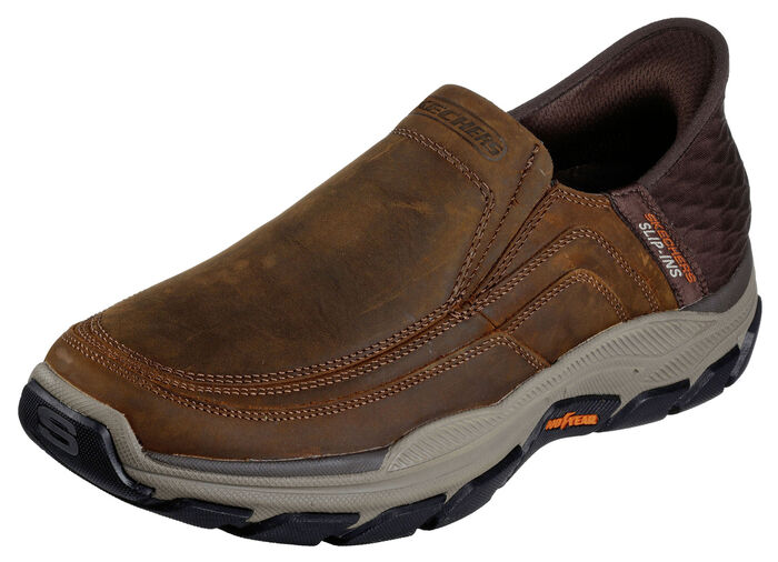 SKECHERS, bequeme Herren-Slipper, mit geformter Slip-Ins Fersenplatte DUNKELBRAUN
