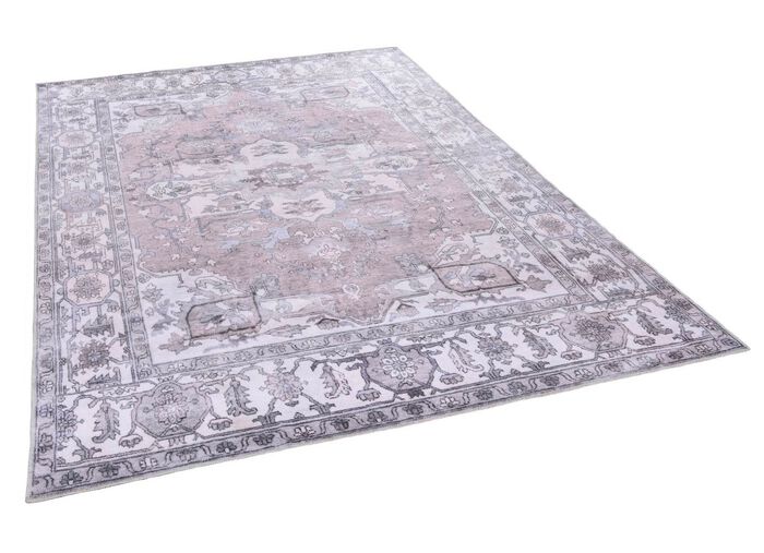 Klassischer Teppich mit sch&ouml;nen Ornamenten 