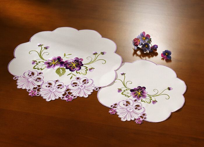 Tisch- und Raumdekoration mit Bl&uuml;ten in Spitzen-Optik 