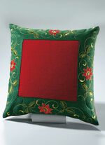 Traditionelle Tisch- und Raumdekoration mit Ilexzweig-Motiven 