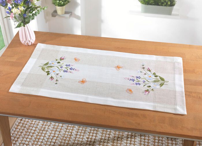 Tisch- und Raumdekoration mit floralem Dessin 