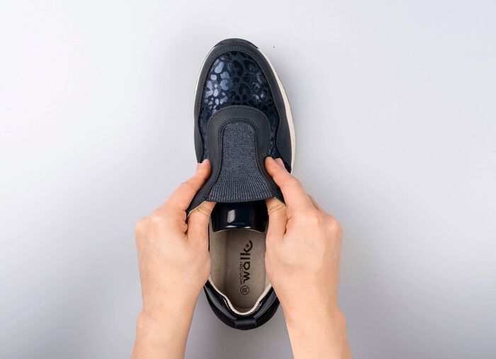 Modischer Stretch-Sneaker im Leo-Look 