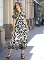 Kleid in Figur umspielender Schlupfform 