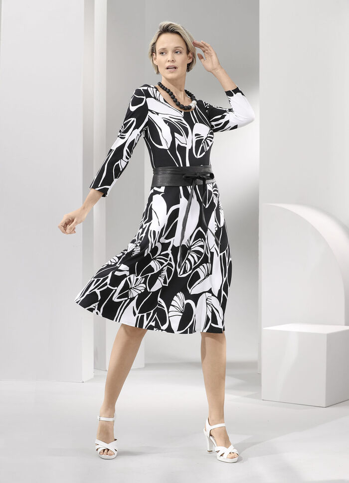 Kleid in schwingender Form 