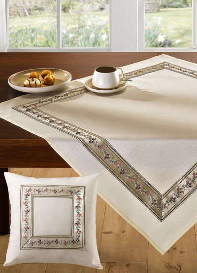 Stilvolle Tisch- und Raumdekoration mit  umlaufender Bord&uuml;re 