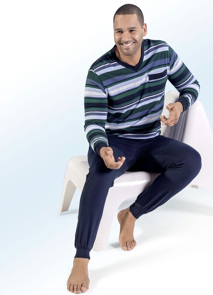 Pyjama mit V-Ausschnitt, garngefärbtem Ringeldessin, Brusttasche und Bündchenabschlüssen 