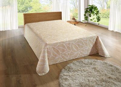 Tagesdecke und Kissenbez&uuml;ge mit naturnahen Bl&auml;ttermotiven 
