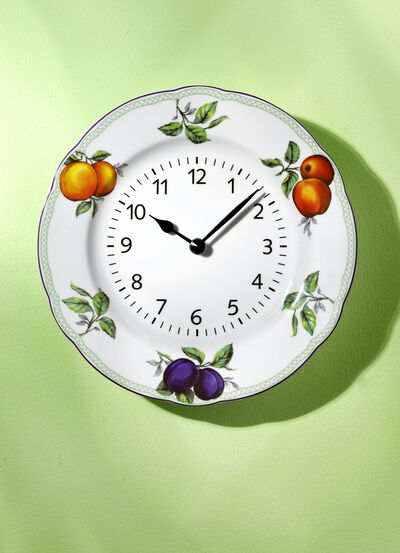 Wanduhr aus Keramik, mit Obstdekor 