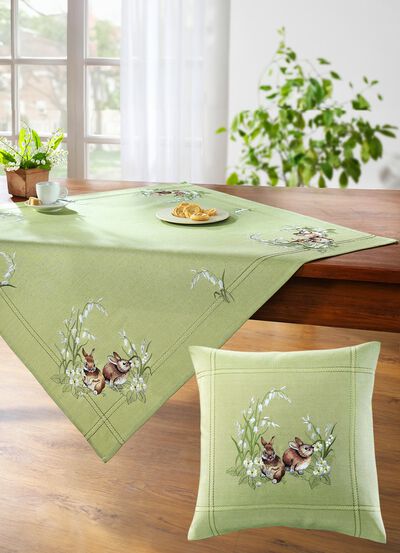 Tisch- und Raumdekoration mit Bl&uuml;ten- und Gr&auml;sermotiv 
