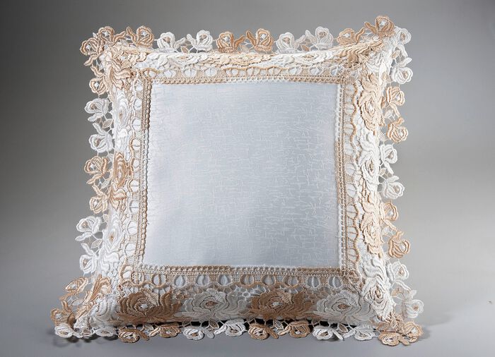 Tischdecke mit Einfassungen in Spitzen-Optik 