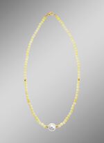 Halskette mit Perlenschimmer und Edelsteinglanz 