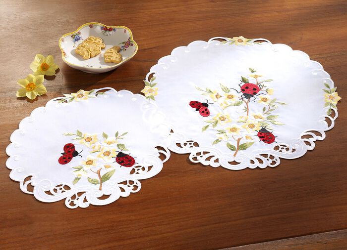 Tisch- und Raumdekoration mit niedlichen Marienk&auml;fern CREME